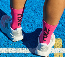 Load image into Gallery viewer, RUN CREW SOX | 2XU - Mid Calf Light Cushion-UNISEX
